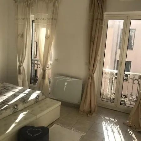 Homestay Palais Des Festival Large White Bedroom *
